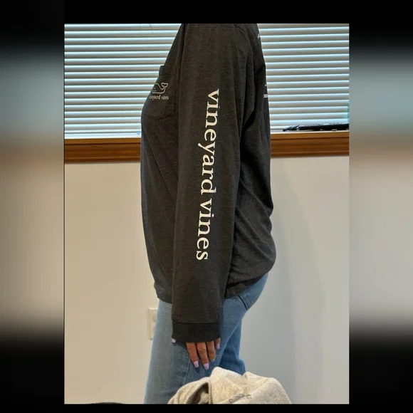 Vineyard Vines Gray Long Sleeve Pocket Tee Whale Logo - Picture 2 of 4